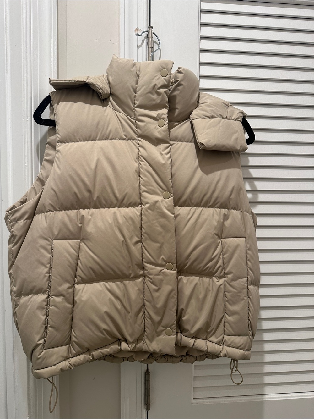 Lulu Lemon Beige Puffer Vest only wore 1 time like new